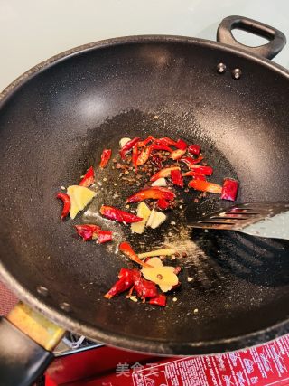 腊肉炒西兰花的做法步调：1