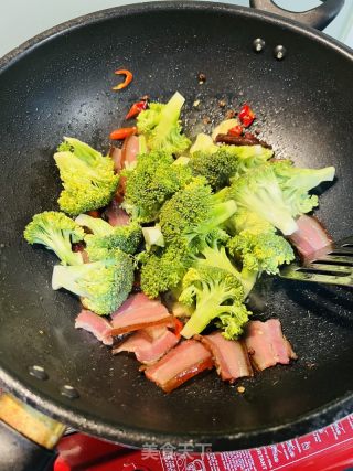 腊肉炒西兰花的做法步调：3