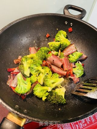 腊肉炒西兰花的做法步调：4