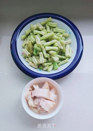 五花肉烧利剑云豆的做法步调：2