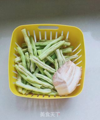 五花肉烧利剑云豆的做法步调：1