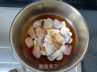 蒜头焖鱼块的做法步调：6