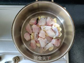 蒜头焖鱼块的做法步调：3