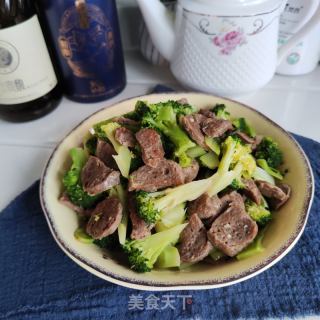 肉丸炒西兰花的做法步调：6