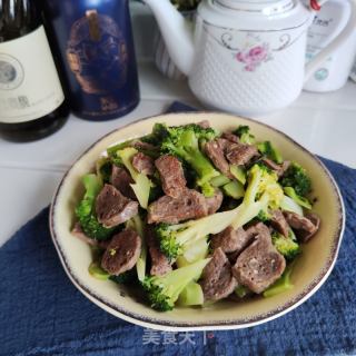 肉丸炒西兰花的做法步调：7