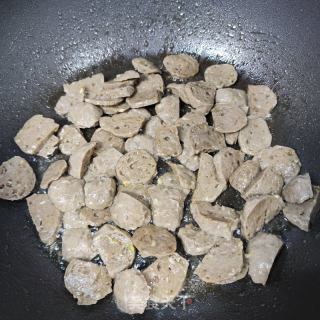 肉丸炒西兰花的做法步调：3