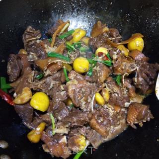 板栗焖鸭的做法步调：15