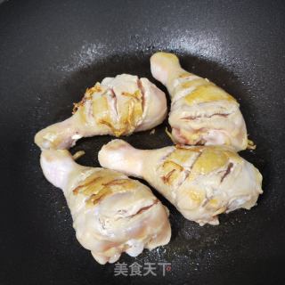 喷鼻菇烧鸡腿的做法步调：4