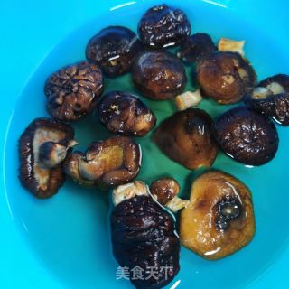 喷鼻菇烧鸡腿的做法步调：1