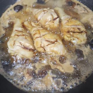 喷鼻菇烧鸡腿的做法步调：6