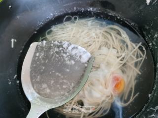 鸡蛋肉丝汤里的做法步调：3