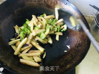 茄子拌揪里片的做法步调：3