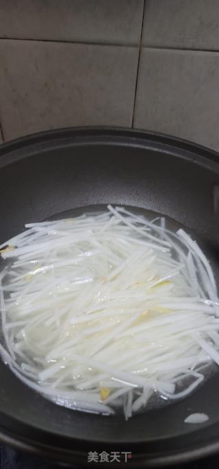 海虾萝卜丝汤的做法步调：7