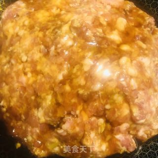 利剑菜猪肉年夜包子的做法步调：1