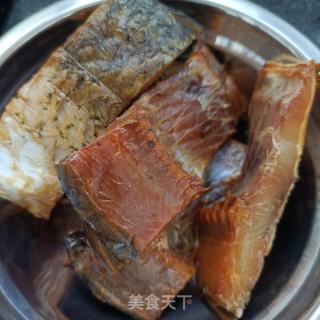 豇豆角炖腊鱼的做法步调：2
