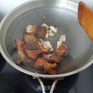 豇豆角炖腊鱼的做法步调：9