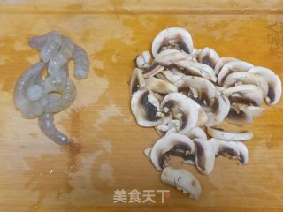 虾仁心蘑钱袋蛋意里的做法步调：6