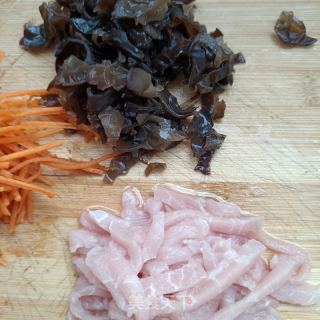 木耳肉丝炒韭苔的做法步调：1
