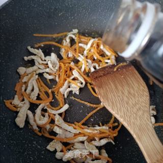 木耳肉丝炒韭苔的做法步调：6