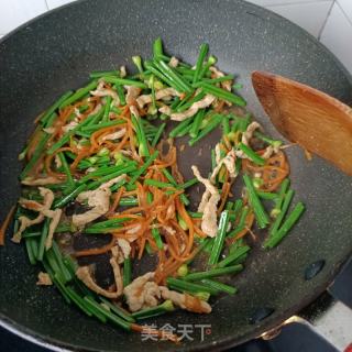 木耳肉丝炒韭苔的做法步调：8