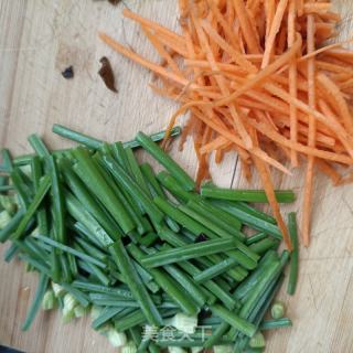 木耳肉丝炒韭苔的做法步调：2