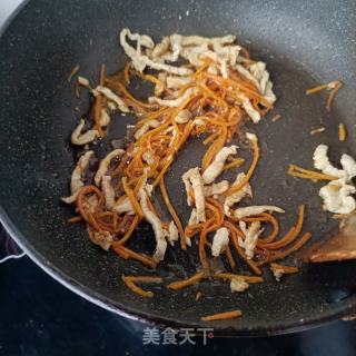 木耳肉丝炒韭苔的做法步调：7