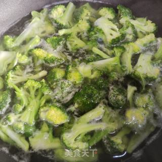 虾仁炒西兰花的做法步调：2