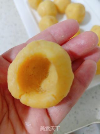 奶黄馅流心月饼的做法步调：25