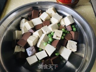 沙锅鸭血豆腐煲的做法步调：3