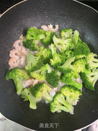西蓝花炒虾仁的做法步调：6