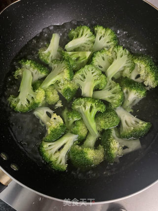西蓝花炒虾仁的做法步调：3