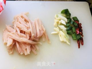 鸡肉焖里的做法步调：2