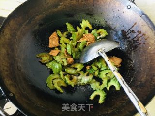 苦瓜炒肉的做法步调：9