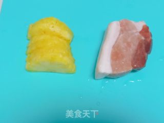 酸苦适口的菠萝炒肉的做法步调：1