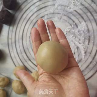 便宜蛋黄月饼的做法步调：6