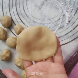 便宜蛋黄月饼的做法步调：4