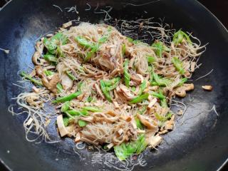 春葵喷鼻菇豆干炒米里的做法步调：6