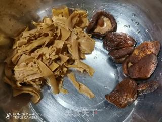 鲍鱼炖鸡的做法步调：4