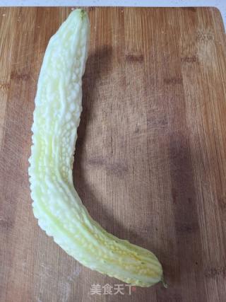 苦瓜炒腊肉的做法步调：2