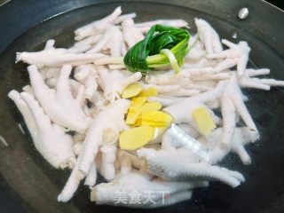 麻辣鸡爪的做法步调：2