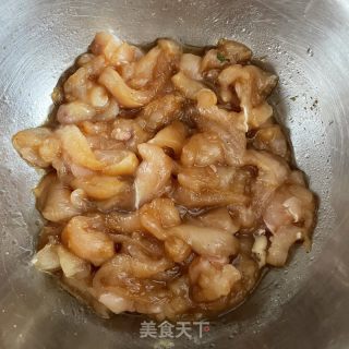 孜然炒鸡胸肉的做法步调：1