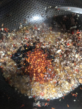 喷鼻菇牛肉辣椒酱的做法步调：7