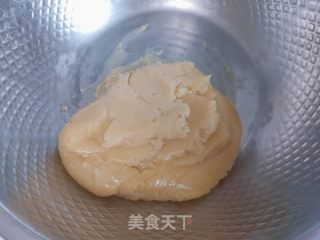 咸蛋黄豆沙月饼的做法步调：4