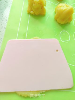 广式凤梨蛋黄月饼的做法步调：8