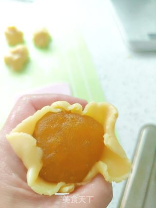 广式凤梨蛋黄月饼的做法步调：11