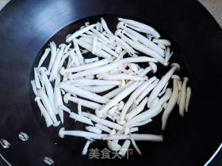 虾仁菌菇汤的做法步调：2