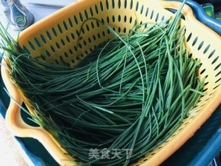 凉拌沙葱的做法步调：1