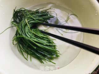 凉拌沙葱的做法步调：3
