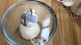 芝麻流心包，喷鼻飘四溢，柔嫩有弹性。的做法步调：6