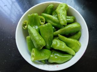 坚皮酿辣椒的做法步调：1